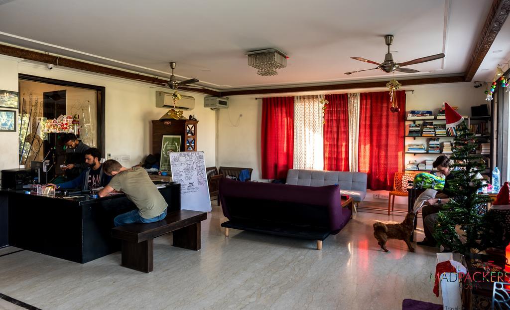 Хостел Madpackers Delhi Нью-Дели Экстерьер фото